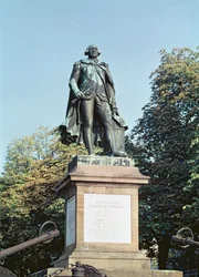 Socha Jeana Francoise de Galaup (1741-88) hraběte z La Perouse na náměstí Laperouse